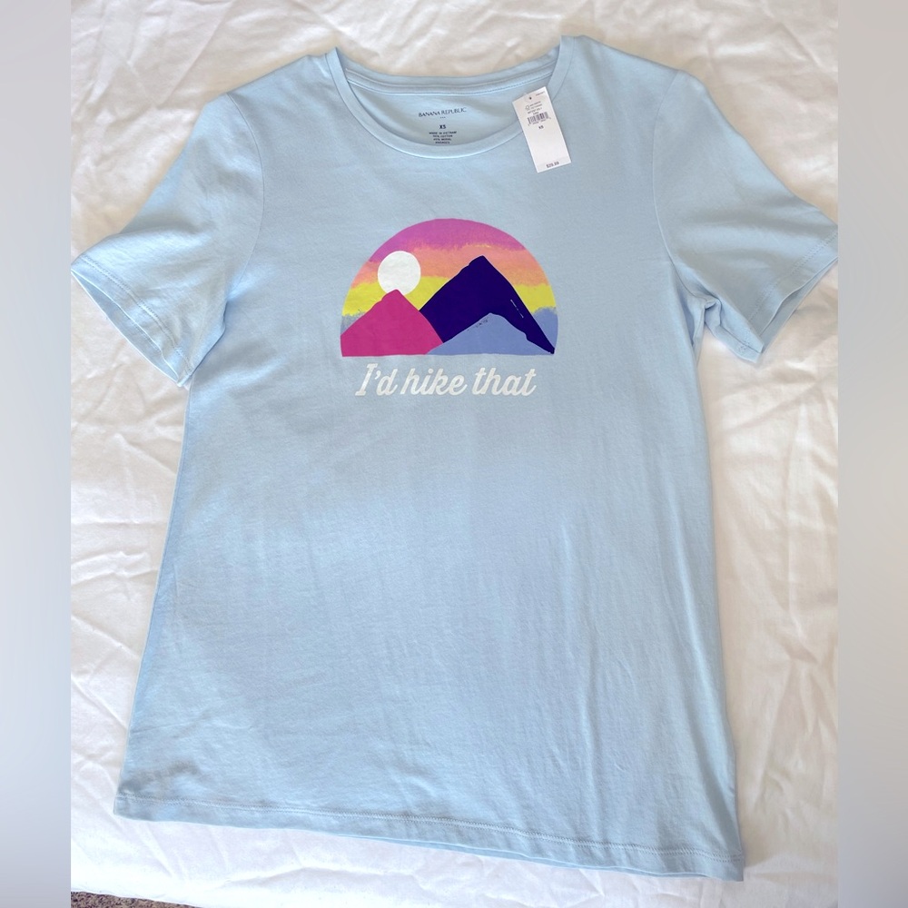 NWT Banana Republic Graphic Tee “I
d Hike That” in light/sky blue